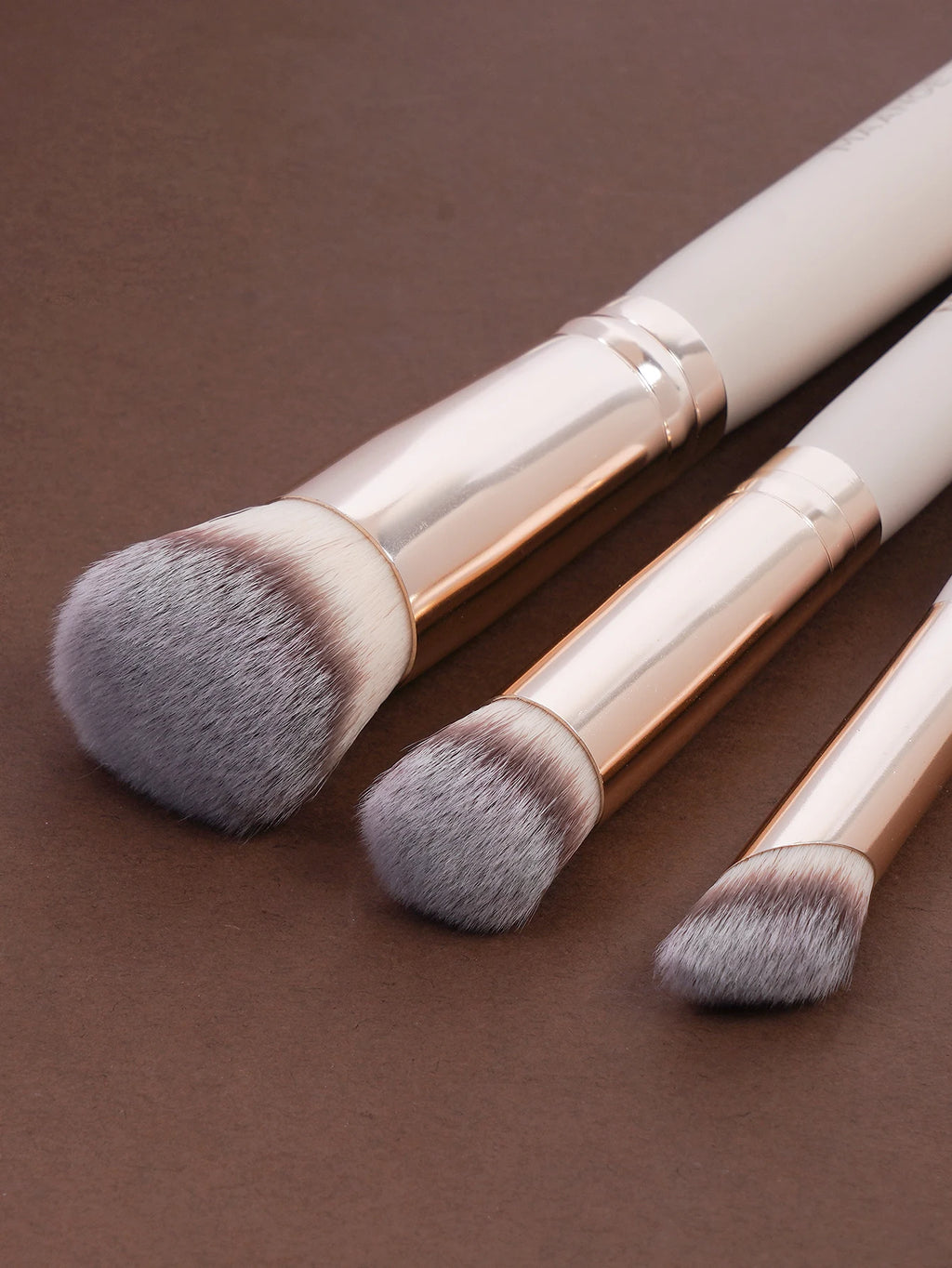 Maange 3-Piece Makeup Brush Set – Concealer, Eye Shadow & Blending Brushes with 2 Triangle Powder Puffs