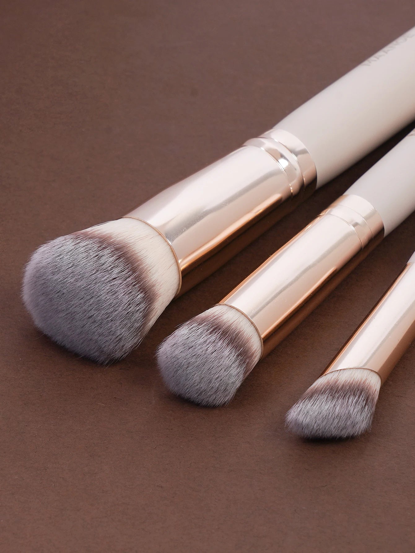 Maange 3-Piece Makeup Brush Set – Concealer, Eye Shadow & Blending Brushes with 2 Triangle Powder Puffs