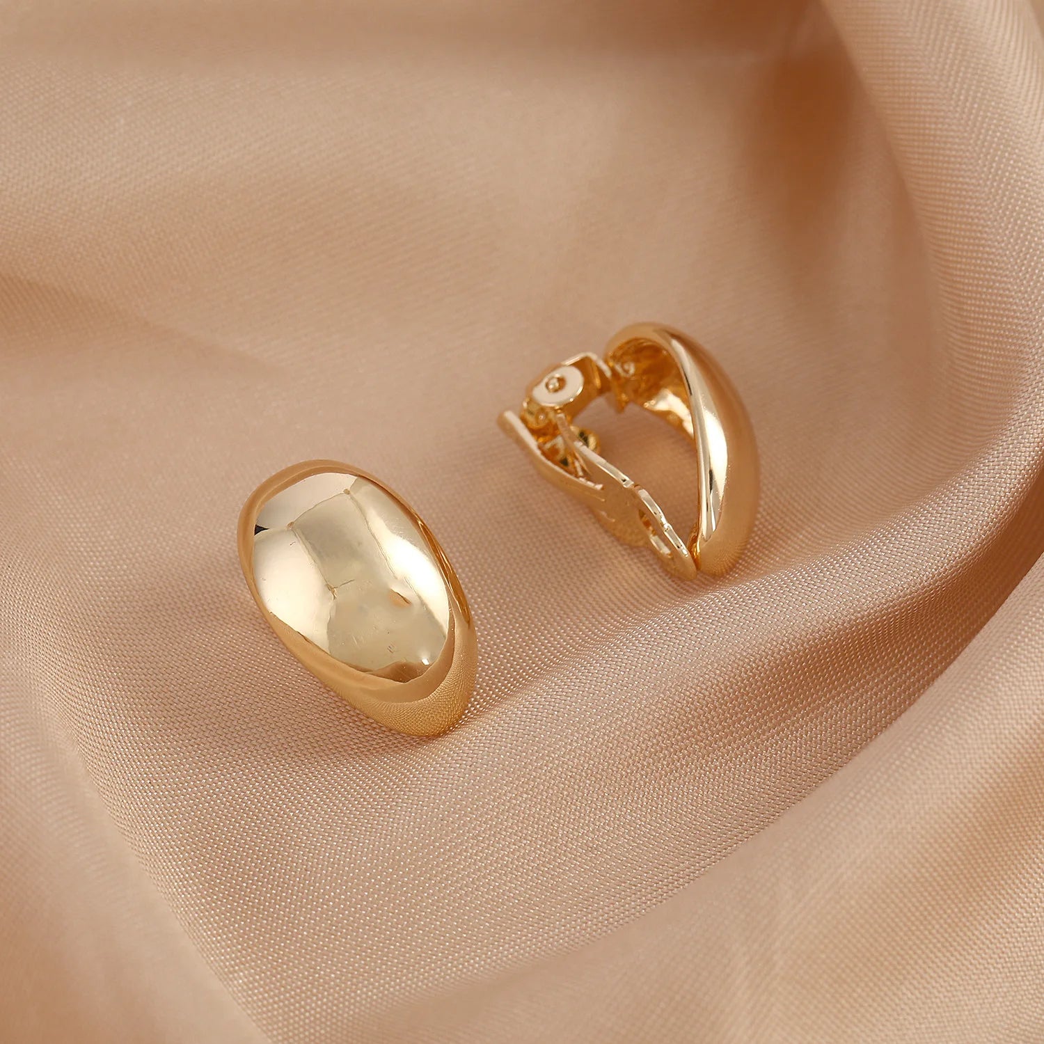 European American Fashion New Earring French Light Luxury Women Water Droplet Shaped Ear Clip High-end Feeling Simple Smooth