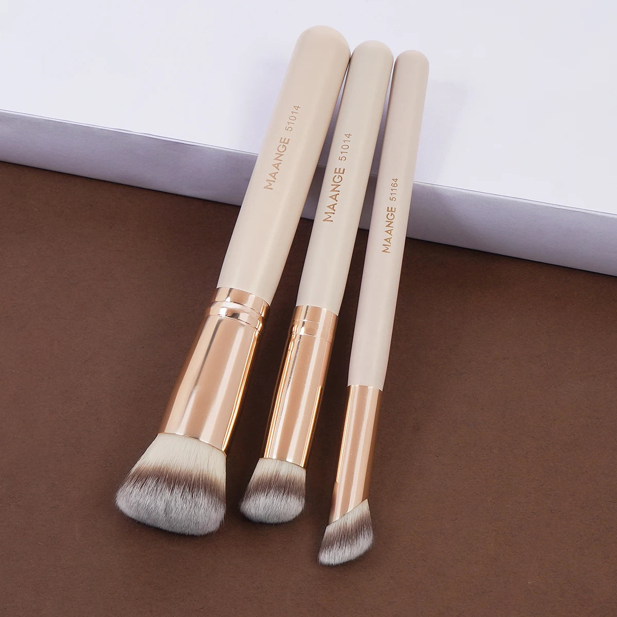 Maange 3-Piece Makeup Brush Set – Concealer, Eye Shadow & Blending Brushes with 2 Triangle Powder Puffs