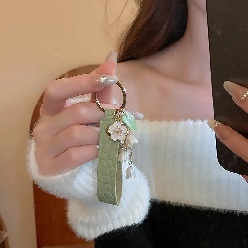 Fresh And Elegant Bell Orchid Keychain For Women Green Sweet Imitation Pearl Leatherresin Alloy Keychain Jewelry Accessory Gifts