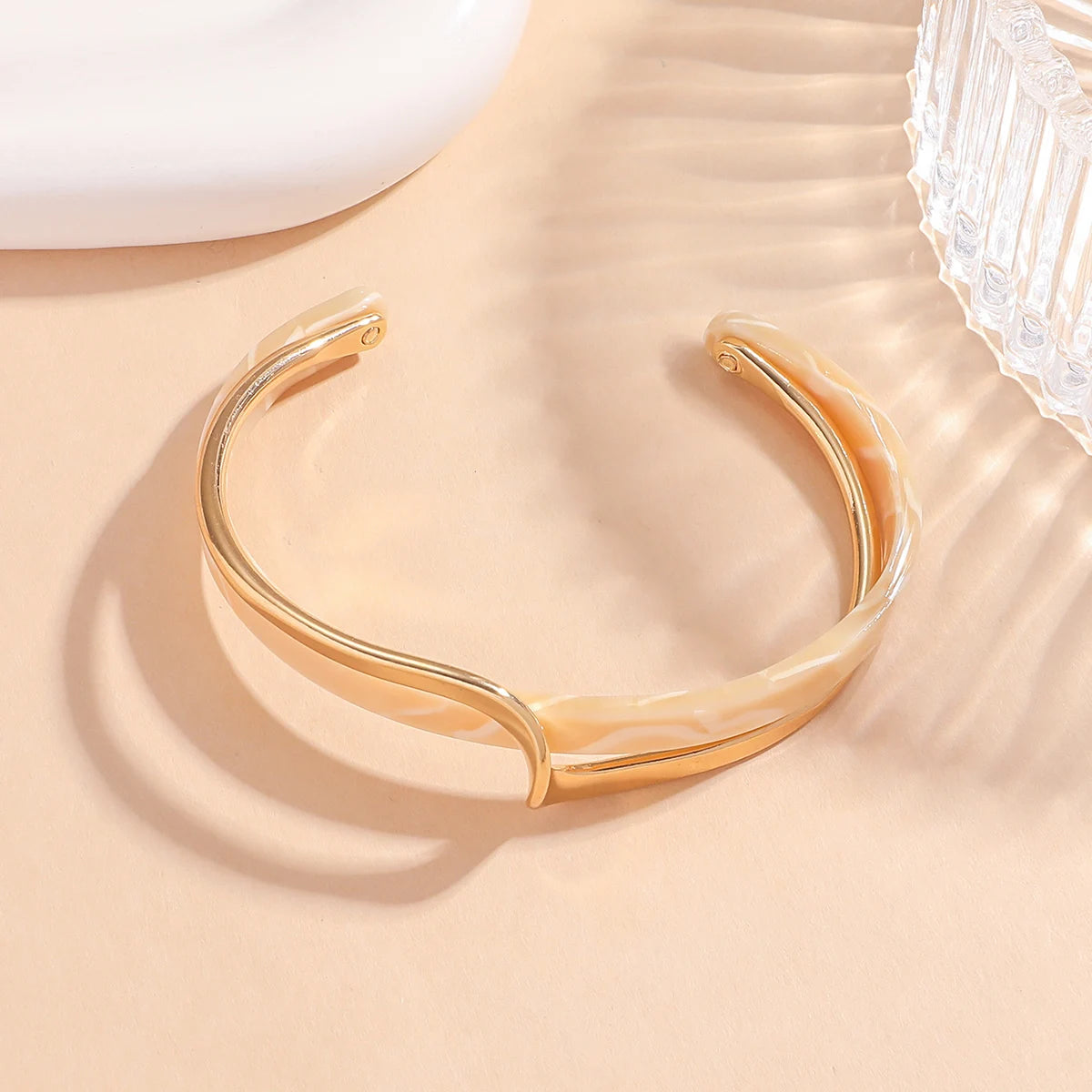 1PC Women's Fashion Light Luxury Gold Plated White Shell Twisted Cross Bracelet Date Travel Banquet Party Holiday Dressing Gift